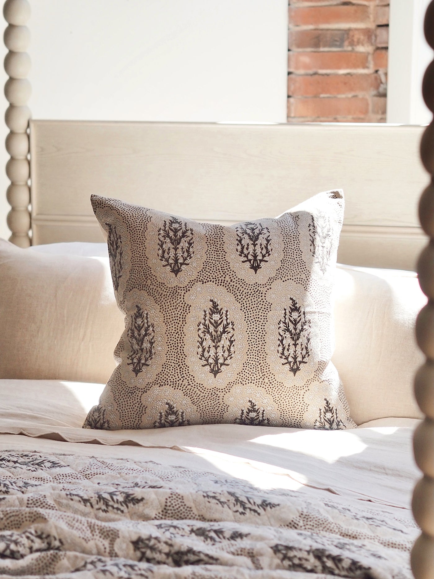 Winfleur Graphite Pillow | 24x24