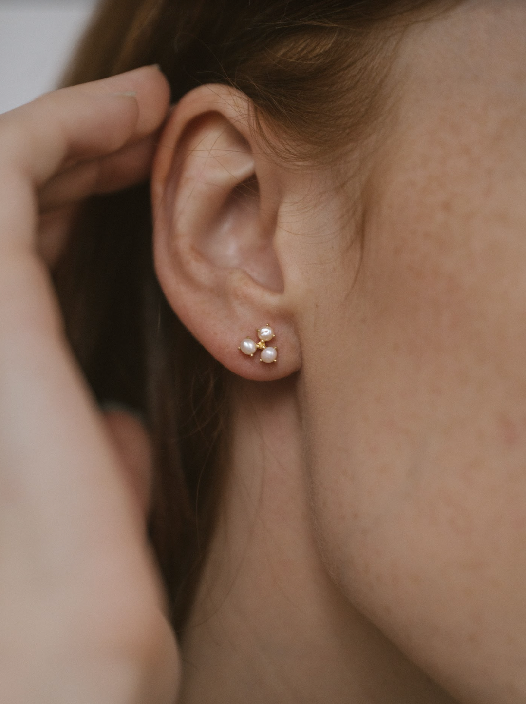 エレガントシックと遊び心【leah alexandra】TRIO PEARL STUDS Trio Pearl Studs | The Cross Decor & Design