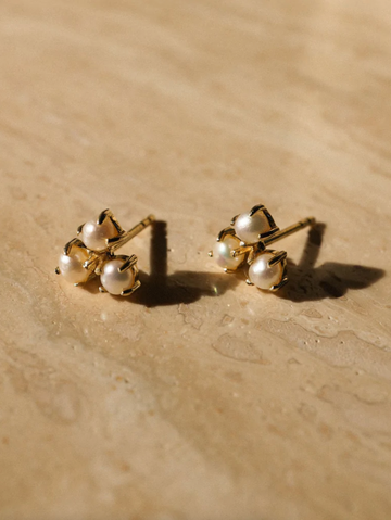 エレガントシックと遊び心【leah alexandra】TRIO PEARL STUDS Trio Pearl Studs | The Cross Decor & Design
